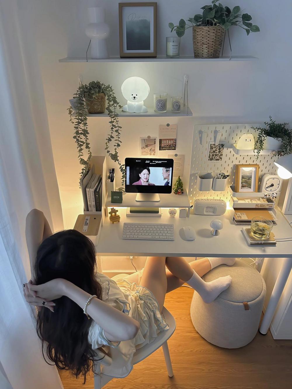 ไอเดียจัดมุมทำงานน่ารัก ๆ เห็นแล้วน่านั่งทำงานหรือนั่งทำกิจกรรมใช้หน้าจอ หรืออ่านหนังสือ รูปที่ 3