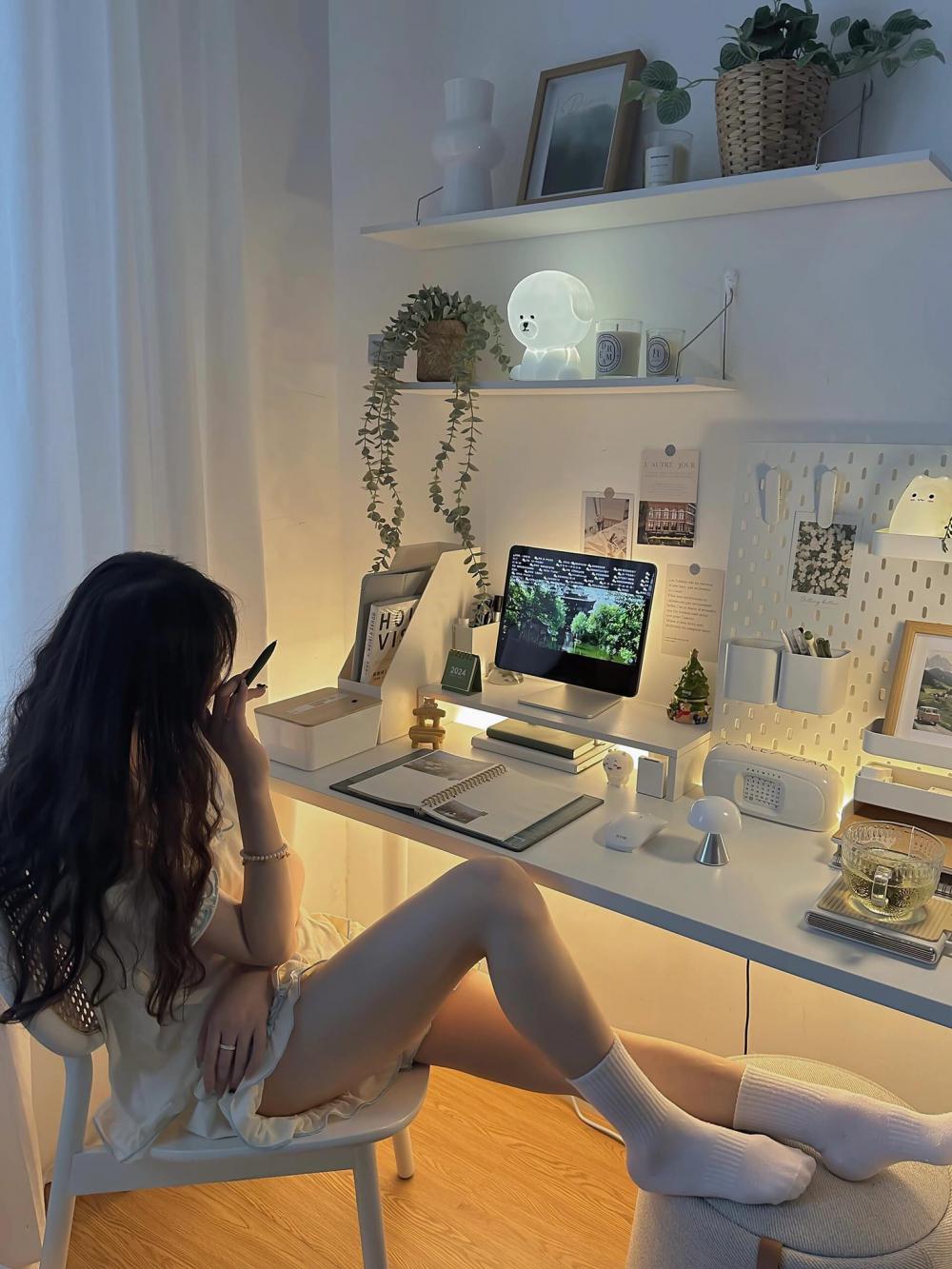 ไอเดียจัดมุมทำงานน่ารัก ๆ เห็นแล้วน่านั่งทำงานหรือนั่งทำกิจกรรมใช้หน้าจอ หรืออ่านหนังสือ รูปที่ 4