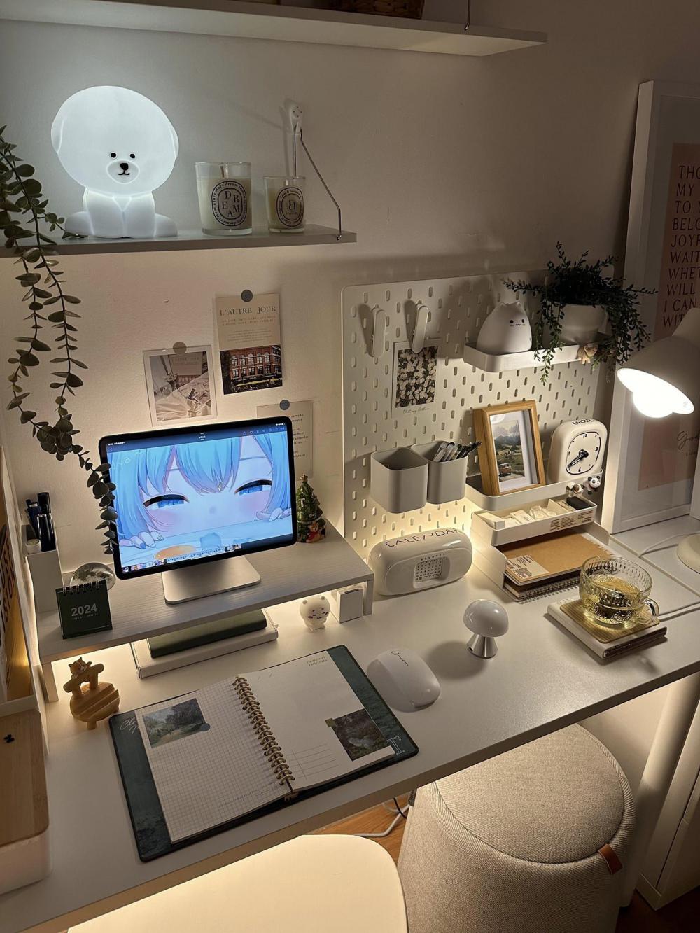 ไอเดียจัดมุมทำงานน่ารัก ๆ เห็นแล้วน่านั่งทำงานหรือนั่งทำกิจกรรมใช้หน้าจอ หรืออ่านหนังสือ รูปที่ 5