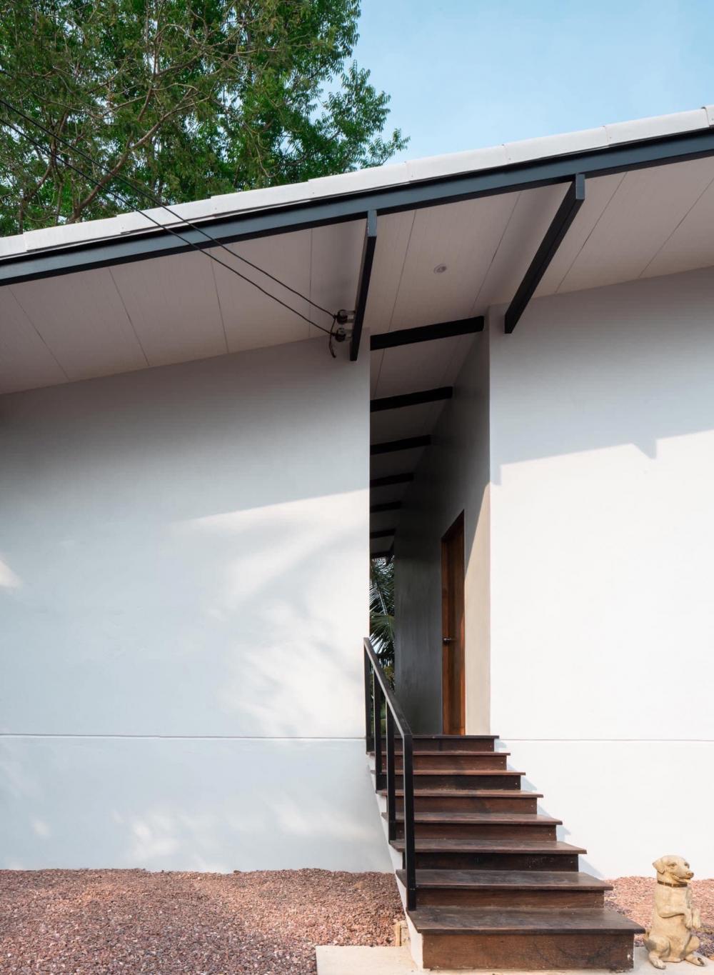 บ้านปูนชั้นเดียวกลางสวนมะพร้าว ออกแบบได้น่าอยู่และลงตัว รูปที่ 13