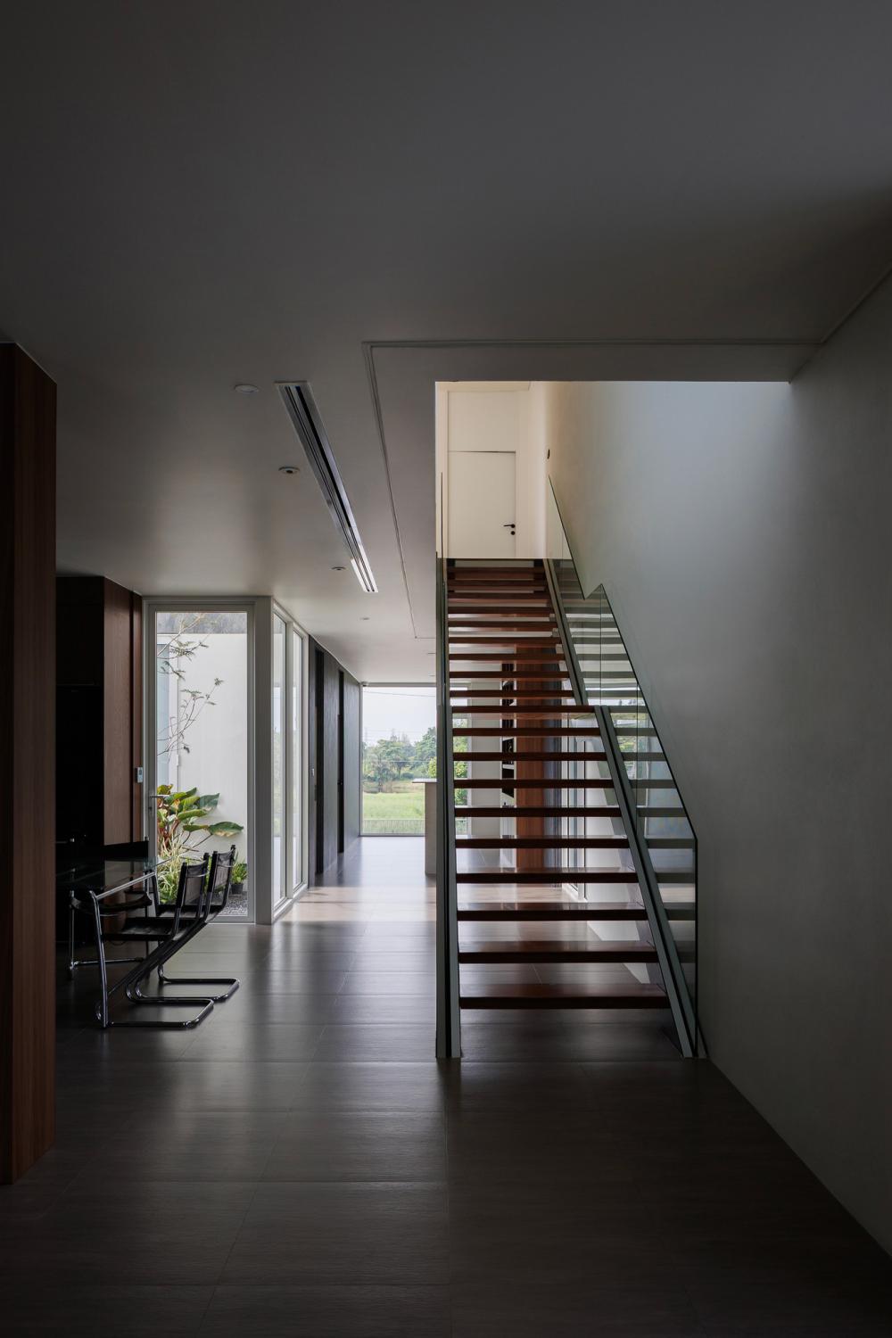 บ้านโมเดิร์นทรงกล่องบ้านหลังนี้ตั้งอยู่บนที่ดินในโครงการสนามกอล์ฟซึ่งมีพื้นที่สีเขียวขนาดใหญ่รายล้อมและด้านหลังของที่ดินยังติดกับพื้นที่แฟร์เวย์ของสนามกอล์ฟ รูปที่ 11