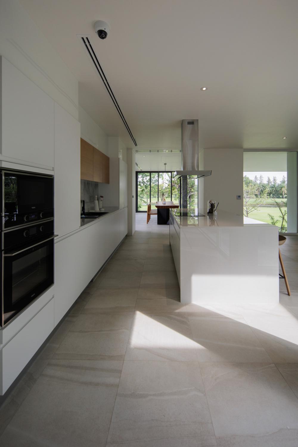 บ้านโมเดิร์นทรงกล่องบ้านหลังนี้ตั้งอยู่บนที่ดินในโครงการสนามกอล์ฟซึ่งมีพื้นที่สีเขียวขนาดใหญ่รายล้อมและด้านหลังของที่ดินยังติดกับพื้นที่แฟร์เวย์ของสนามกอล์ฟ รูปที่ 12