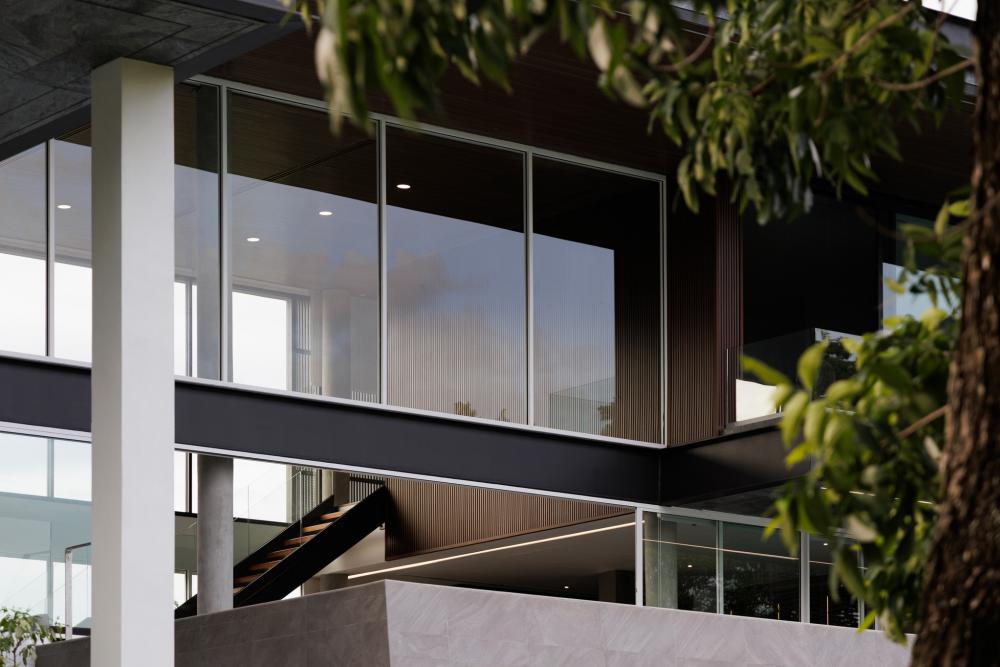 บ้านโมเดิร์นทรงกล่องบ้านหลังนี้ตั้งอยู่บนที่ดินในโครงการสนามกอล์ฟซึ่งมีพื้นที่สีเขียวขนาดใหญ่รายล้อมและด้านหลังของที่ดินยังติดกับพื้นที่แฟร์เวย์ของสนามกอล์ฟ รูปที่ 13