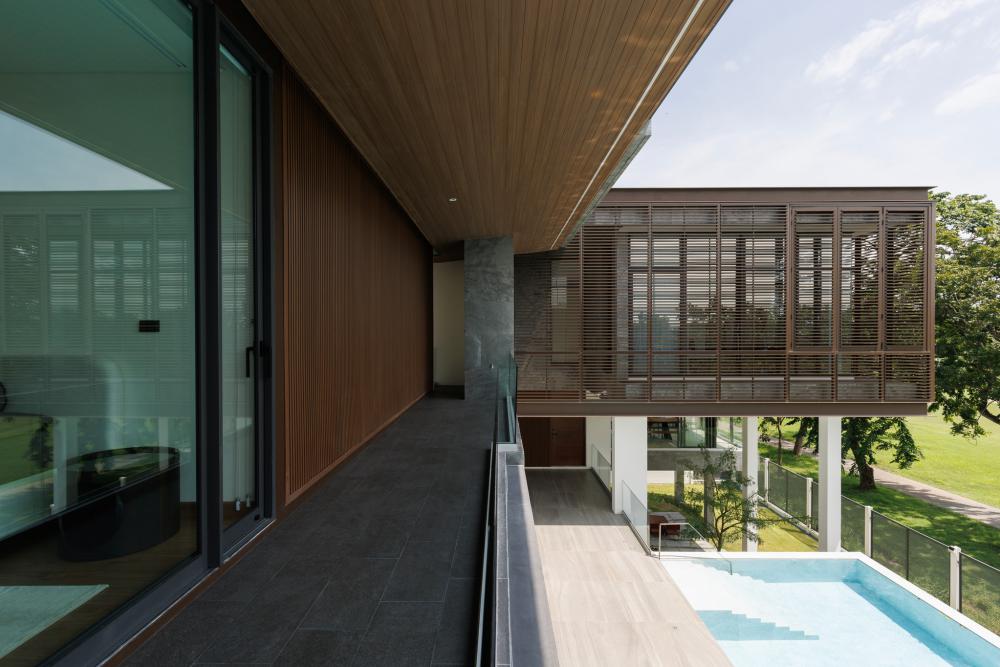 บ้านโมเดิร์นทรงกล่องบ้านหลังนี้ตั้งอยู่บนที่ดินในโครงการสนามกอล์ฟซึ่งมีพื้นที่สีเขียวขนาดใหญ่รายล้อมและด้านหลังของที่ดินยังติดกับพื้นที่แฟร์เวย์ของสนามกอล์ฟ รูปที่ 14