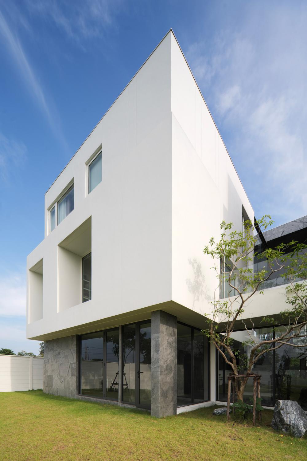 บ้านโมเดิร์นทรงกล่องบ้านหลังนี้ตั้งอยู่บนที่ดินในโครงการสนามกอล์ฟซึ่งมีพื้นที่สีเขียวขนาดใหญ่รายล้อมและด้านหลังของที่ดินยังติดกับพื้นที่แฟร์เวย์ของสนามกอล์ฟ รูปที่ 16