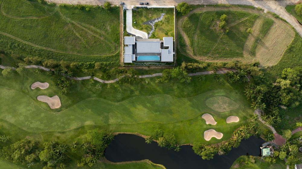 บ้านโมเดิร์นทรงกล่องบ้านหลังนี้ตั้งอยู่บนที่ดินในโครงการสนามกอล์ฟซึ่งมีพื้นที่สีเขียวขนาดใหญ่รายล้อมและด้านหลังของที่ดินยังติดกับพื้นที่แฟร์เวย์ของสนามกอล์ฟ รูปที่ 17