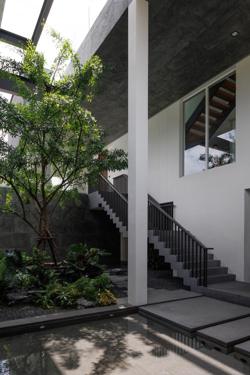 บ้านโมเดิร์นทรงกล่องบ้านหลังนี้ตั้งอยู่บนที่ดินในโครงการสนามกอล์ฟซึ่งมีพื้นที่สีเขียวขนาดใหญ่รายล้อมและด้านหลังของที่ดินยังติดกับพื้นที่แฟร์เวย์ของสนามกอล์ฟ รูปที่ 18