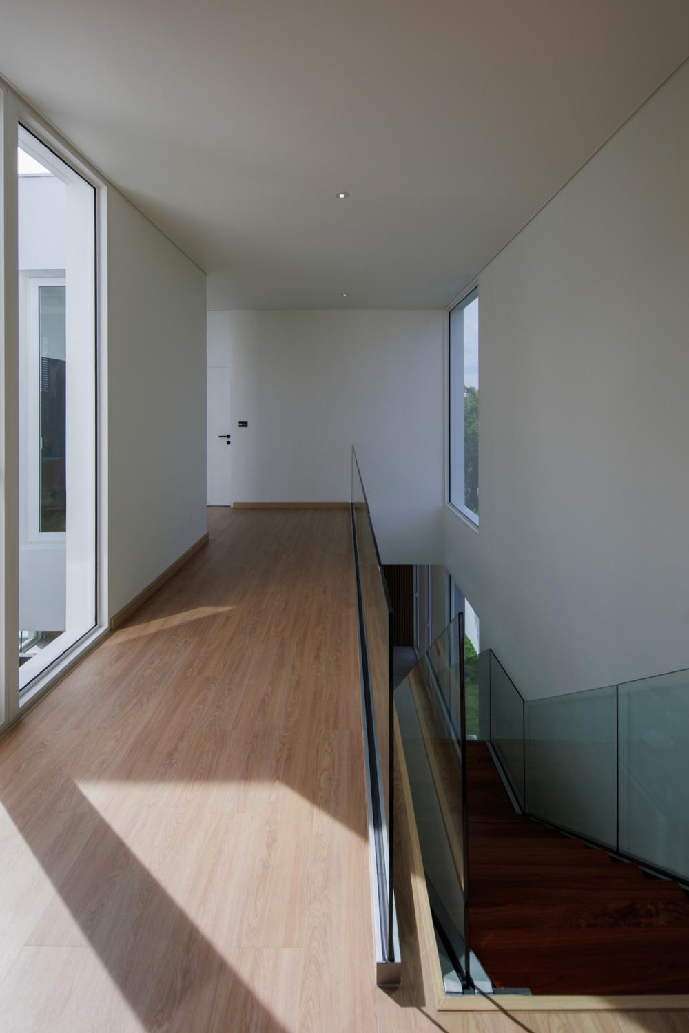 บ้านโมเดิร์นทรงกล่องบ้านหลังนี้ตั้งอยู่บนที่ดินในโครงการสนามกอล์ฟซึ่งมีพื้นที่สีเขียวขนาดใหญ่รายล้อมและด้านหลังของที่ดินยังติดกับพื้นที่แฟร์เวย์ของสนามกอล์ฟ รูปที่ 19