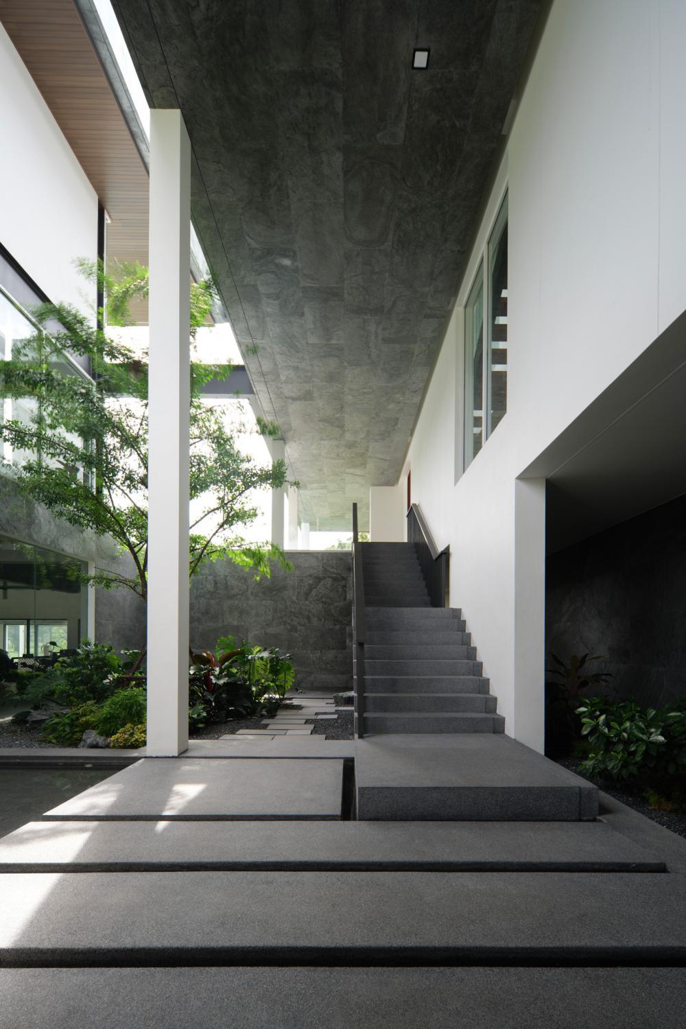 บ้านโมเดิร์นทรงกล่องบ้านหลังนี้ตั้งอยู่บนที่ดินในโครงการสนามกอล์ฟซึ่งมีพื้นที่สีเขียวขนาดใหญ่รายล้อมและด้านหลังของที่ดินยังติดกับพื้นที่แฟร์เวย์ของสนามกอล์ฟ รูปที่ 20