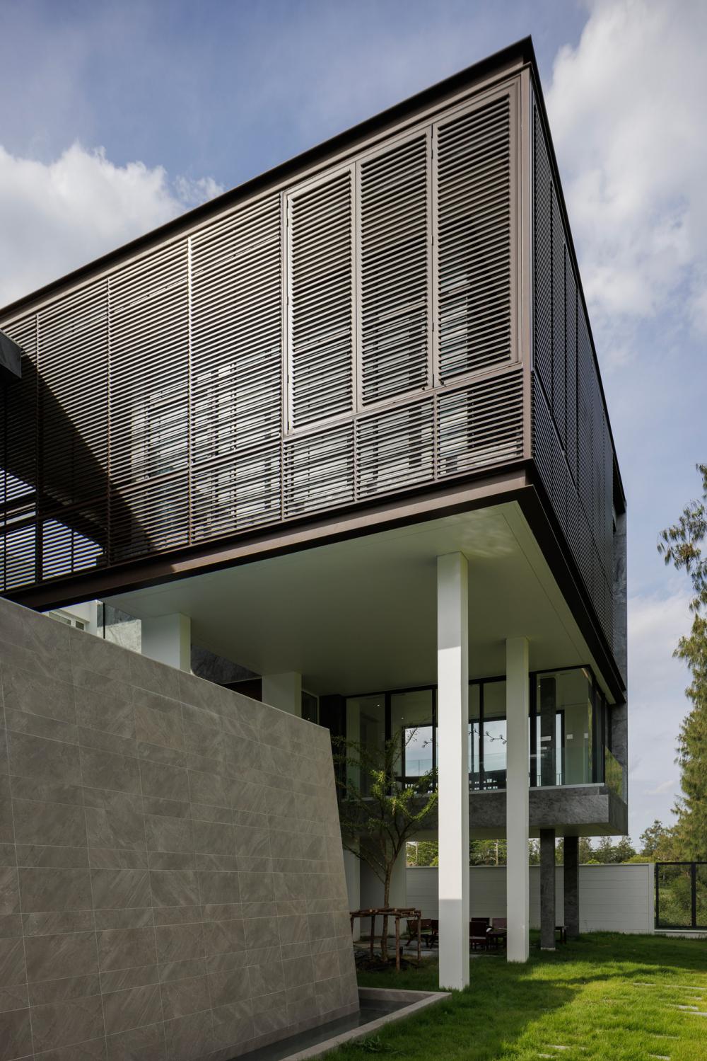 บ้านโมเดิร์นทรงกล่องบ้านหลังนี้ตั้งอยู่บนที่ดินในโครงการสนามกอล์ฟซึ่งมีพื้นที่สีเขียวขนาดใหญ่รายล้อมและด้านหลังของที่ดินยังติดกับพื้นที่แฟร์เวย์ของสนามกอล์ฟ รูปที่ 21