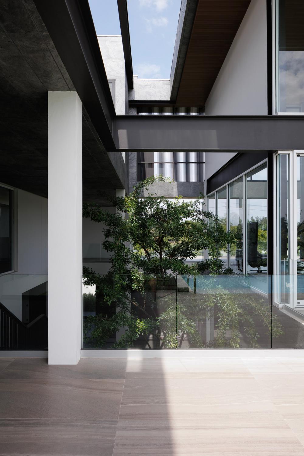 บ้านโมเดิร์นทรงกล่องบ้านหลังนี้ตั้งอยู่บนที่ดินในโครงการสนามกอล์ฟซึ่งมีพื้นที่สีเขียวขนาดใหญ่รายล้อมและด้านหลังของที่ดินยังติดกับพื้นที่แฟร์เวย์ของสนามกอล์ฟ รูปที่ 22