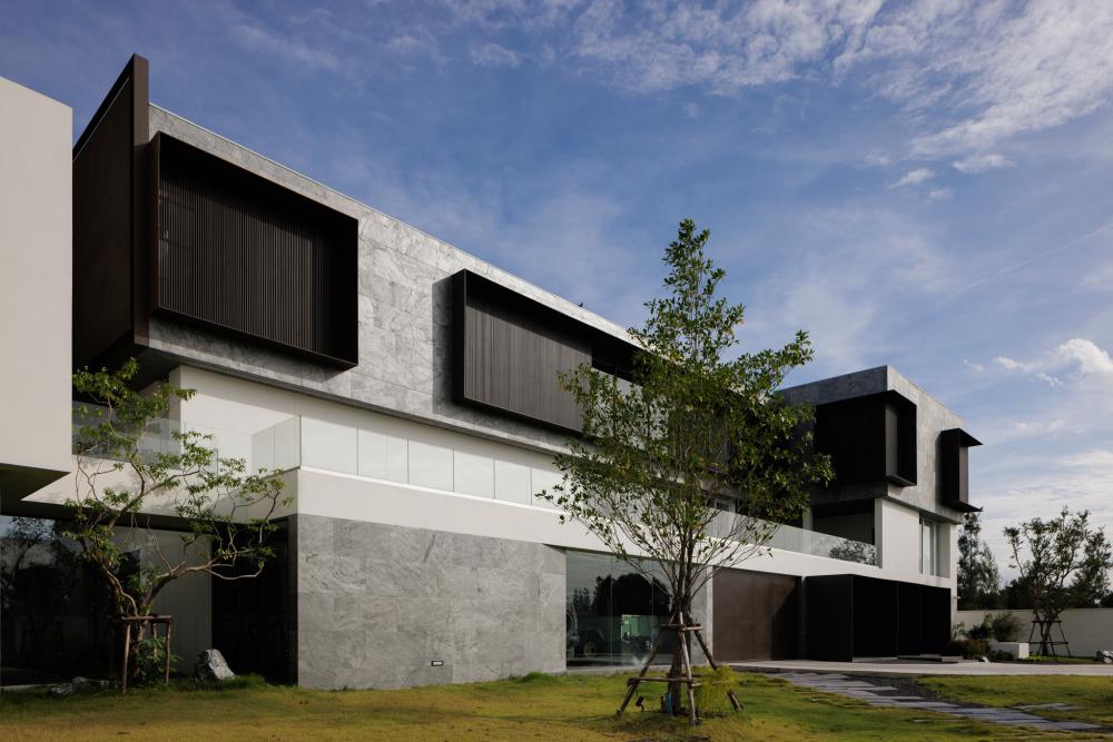 บ้านโมเดิร์นทรงกล่องบ้านหลังนี้ตั้งอยู่บนที่ดินในโครงการสนามกอล์ฟซึ่งมีพื้นที่สีเขียวขนาดใหญ่รายล้อมและด้านหลังของที่ดินยังติดกับพื้นที่แฟร์เวย์ของสนามกอล์ฟ รูปที่ 23