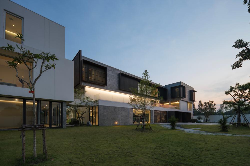 บ้านโมเดิร์นทรงกล่องบ้านหลังนี้ตั้งอยู่บนที่ดินในโครงการสนามกอล์ฟซึ่งมีพื้นที่สีเขียวขนาดใหญ่รายล้อมและด้านหลังของที่ดินยังติดกับพื้นที่แฟร์เวย์ของสนามกอล์ฟ รูปที่ 24