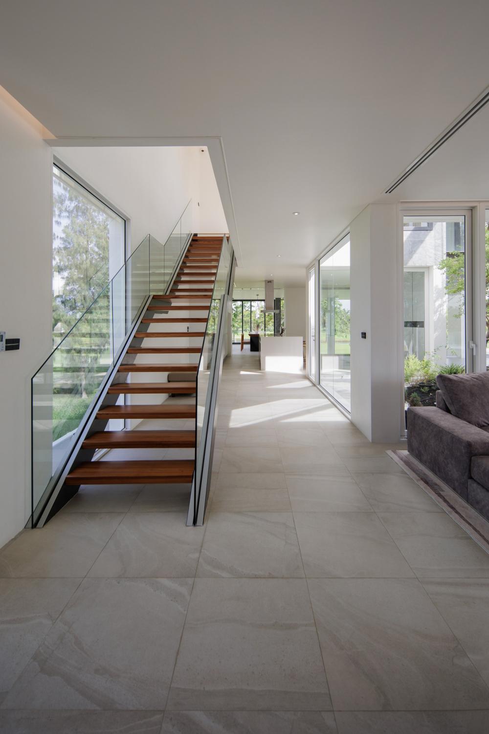 บ้านโมเดิร์นทรงกล่องบ้านหลังนี้ตั้งอยู่บนที่ดินในโครงการสนามกอล์ฟซึ่งมีพื้นที่สีเขียวขนาดใหญ่รายล้อมและด้านหลังของที่ดินยังติดกับพื้นที่แฟร์เวย์ของสนามกอล์ฟ รูปที่ 26