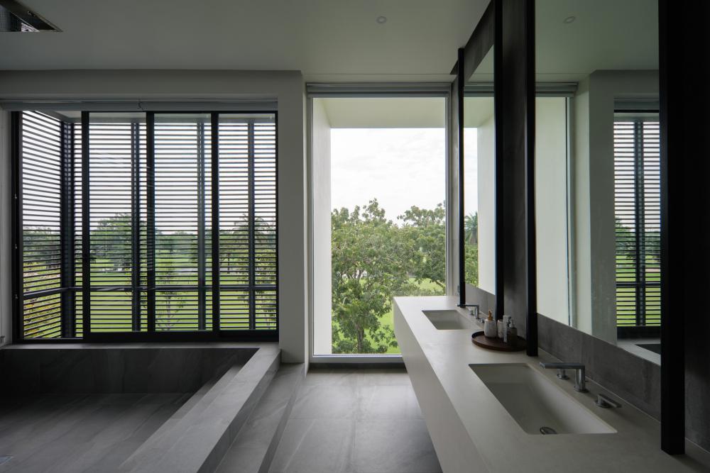 บ้านโมเดิร์นทรงกล่องบ้านหลังนี้ตั้งอยู่บนที่ดินในโครงการสนามกอล์ฟซึ่งมีพื้นที่สีเขียวขนาดใหญ่รายล้อมและด้านหลังของที่ดินยังติดกับพื้นที่แฟร์เวย์ของสนามกอล์ฟ รูปที่ 27