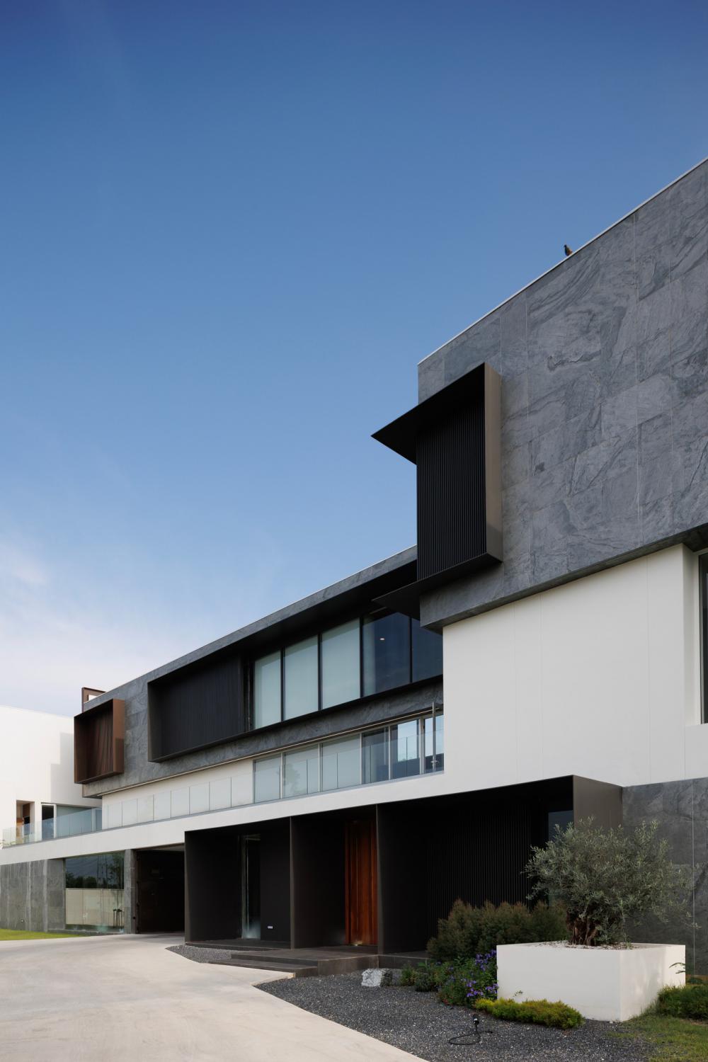 บ้านโมเดิร์นทรงกล่องบ้านหลังนี้ตั้งอยู่บนที่ดินในโครงการสนามกอล์ฟซึ่งมีพื้นที่สีเขียวขนาดใหญ่รายล้อมและด้านหลังของที่ดินยังติดกับพื้นที่แฟร์เวย์ของสนามกอล์ฟ รูปที่ 28