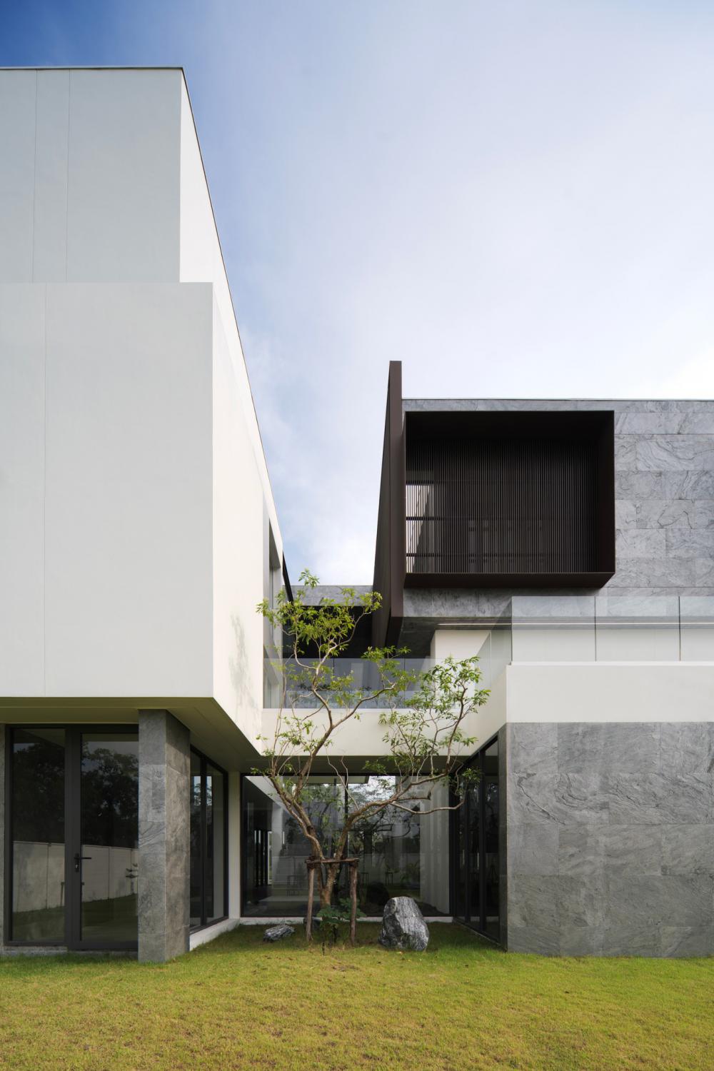 บ้านโมเดิร์นทรงกล่องบ้านหลังนี้ตั้งอยู่บนที่ดินในโครงการสนามกอล์ฟซึ่งมีพื้นที่สีเขียวขนาดใหญ่รายล้อมและด้านหลังของที่ดินยังติดกับพื้นที่แฟร์เวย์ของสนามกอล์ฟ รูปที่ 29