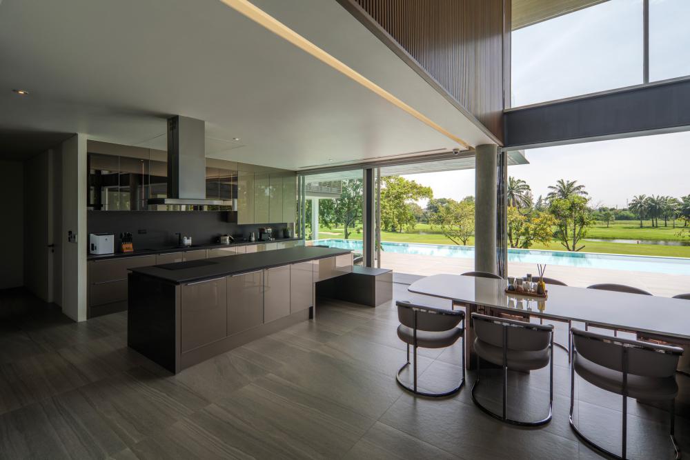 บ้านโมเดิร์นทรงกล่องบ้านหลังนี้ตั้งอยู่บนที่ดินในโครงการสนามกอล์ฟซึ่งมีพื้นที่สีเขียวขนาดใหญ่รายล้อมและด้านหลังของที่ดินยังติดกับพื้นที่แฟร์เวย์ของสนามกอล์ฟ รูปที่ 4