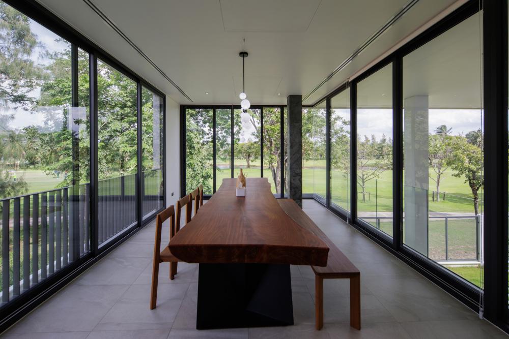 บ้านโมเดิร์นทรงกล่องบ้านหลังนี้ตั้งอยู่บนที่ดินในโครงการสนามกอล์ฟซึ่งมีพื้นที่สีเขียวขนาดใหญ่รายล้อมและด้านหลังของที่ดินยังติดกับพื้นที่แฟร์เวย์ของสนามกอล์ฟ รูปที่ 5