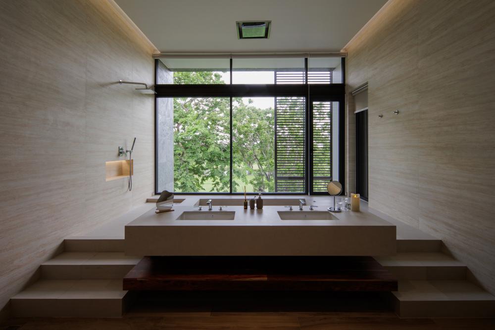 บ้านโมเดิร์นทรงกล่องบ้านหลังนี้ตั้งอยู่บนที่ดินในโครงการสนามกอล์ฟซึ่งมีพื้นที่สีเขียวขนาดใหญ่รายล้อมและด้านหลังของที่ดินยังติดกับพื้นที่แฟร์เวย์ของสนามกอล์ฟ รูปที่ 7