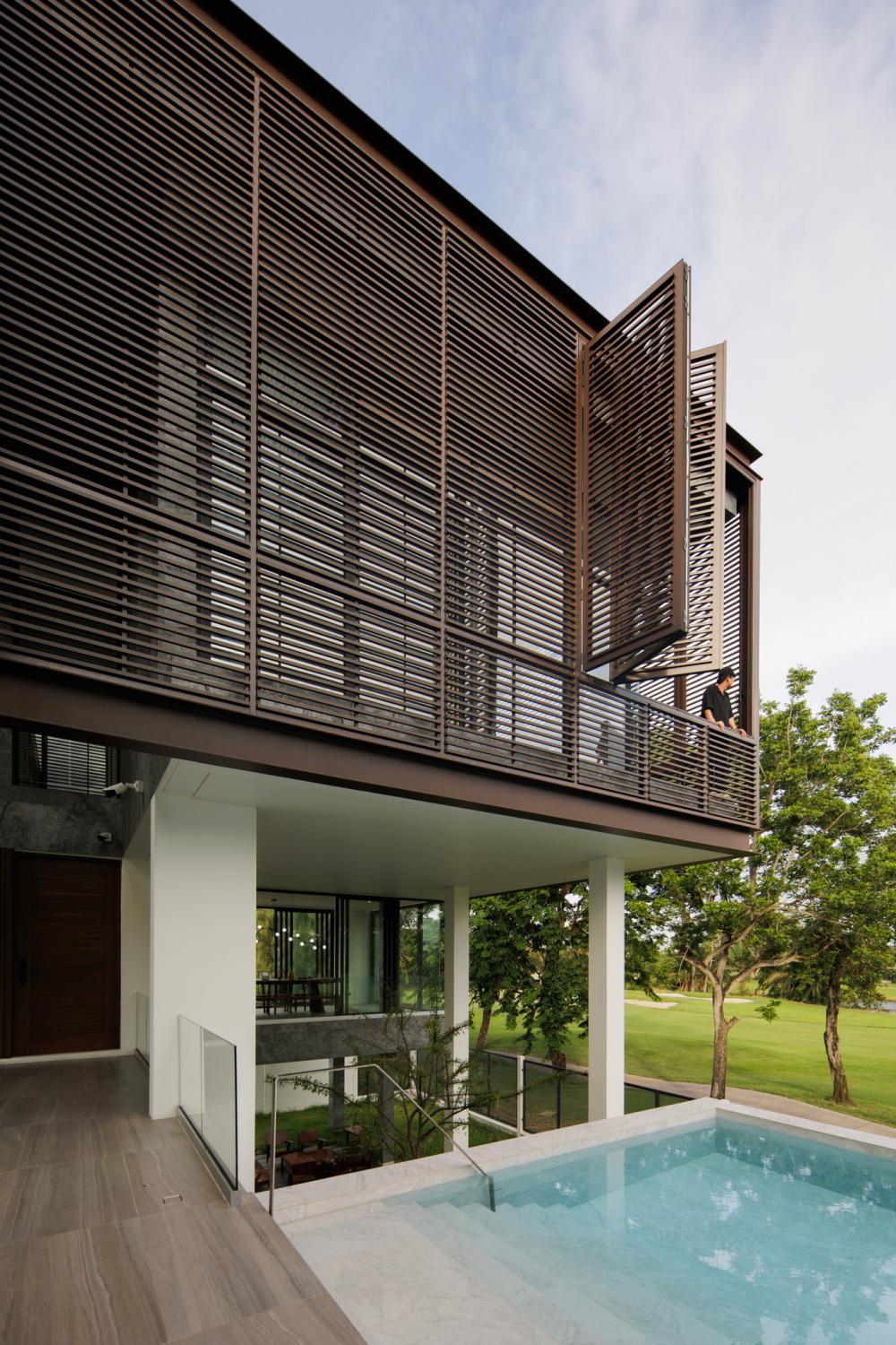 บ้านโมเดิร์นทรงกล่องบ้านหลังนี้ตั้งอยู่บนที่ดินในโครงการสนามกอล์ฟซึ่งมีพื้นที่สีเขียวขนาดใหญ่รายล้อมและด้านหลังของที่ดินยังติดกับพื้นที่แฟร์เวย์ของสนามกอล์ฟ รูปที่ 8