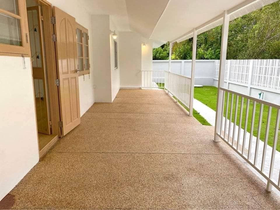 บ้านทรงปั้นหยาสไตล์มินิมอลด้านหน้ามีสวนต้นไม้น่าอยู่ รูปที่ 3