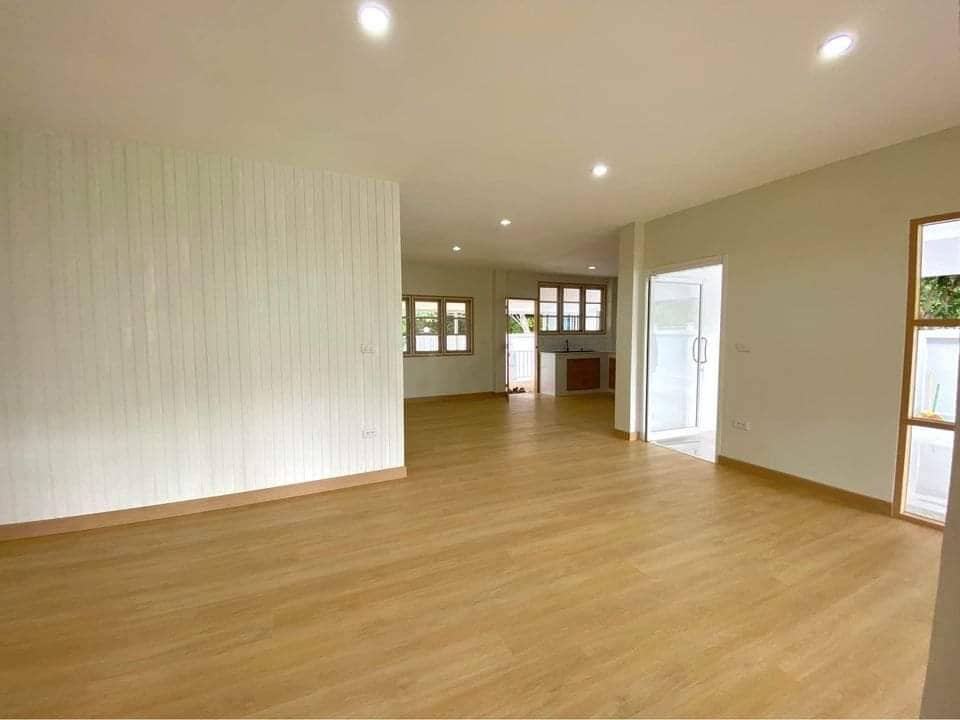 บ้านทรงปั้นหยาสไตล์มินิมอลด้านหน้ามีสวนต้นไม้น่าอยู่ รูปที่ 4