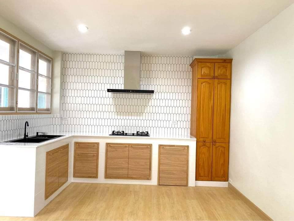 บ้านทรงปั้นหยาสไตล์มินิมอลด้านหน้ามีสวนต้นไม้น่าอยู่ รูปที่ 5