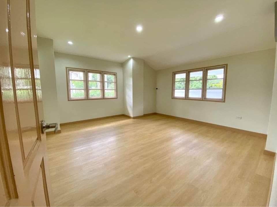 บ้านทรงปั้นหยาสไตล์มินิมอลด้านหน้ามีสวนต้นไม้น่าอยู่ รูปที่ 6