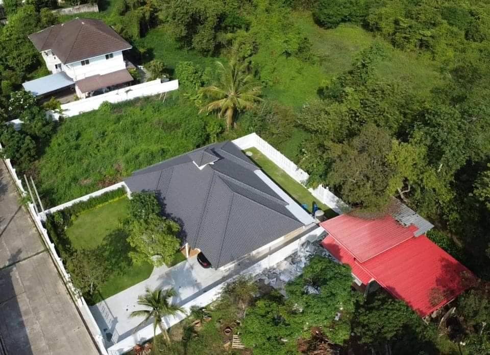 บ้านทรงปั้นหยาสไตล์มินิมอลด้านหน้ามีสวนต้นไม้น่าอยู่ รูปที่ 7