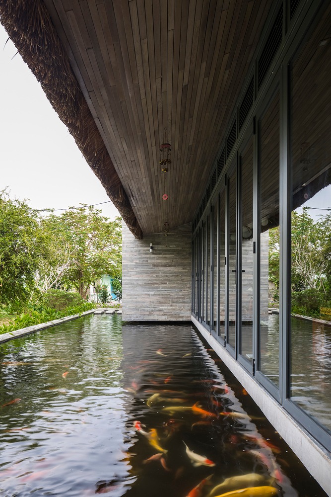 ไอเดียบ้านมีน้ำล้อมรอบไว้เลี้ยงปลาสวยงาม ร่มรื่นเย็นสบาย รูปที่ 15