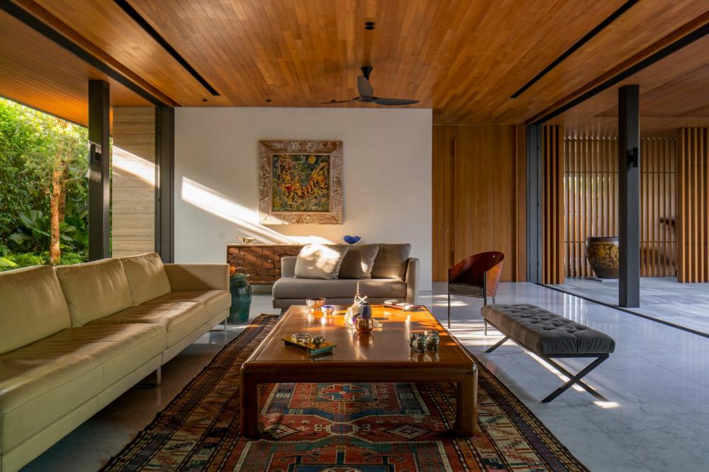 บ้านโมเดิร์นทรงกล่องผสานไม้และลายไม้ โดยสถาปนิกต่างชาติ รูปที่ 13