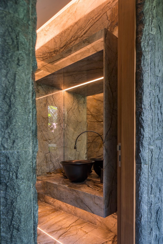 บ้านโมเดิร์นทรงกล่องผสานไม้และลายไม้ โดยสถาปนิกต่างชาติ รูปที่ 17