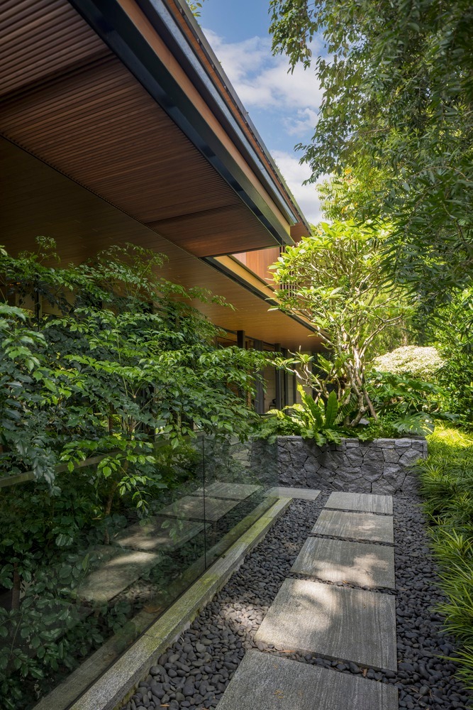 บ้านโมเดิร์นทรงกล่องผสานไม้และลายไม้ โดยสถาปนิกต่างชาติ รูปที่ 18