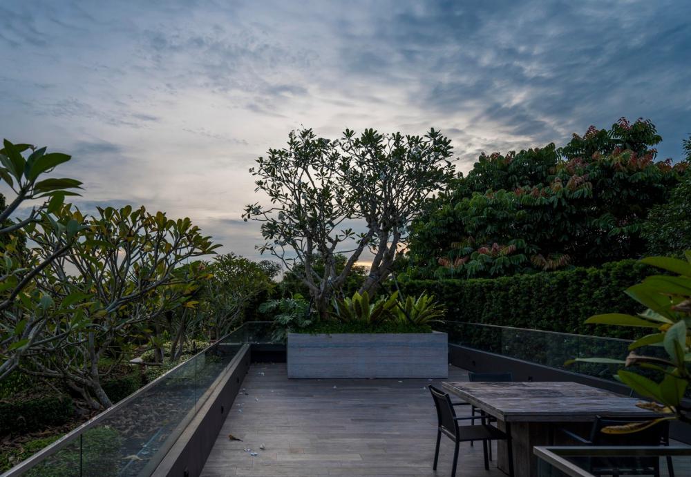 บ้านโมเดิร์นทรงกล่องผสานไม้และลายไม้ โดยสถาปนิกต่างชาติ รูปที่ 19