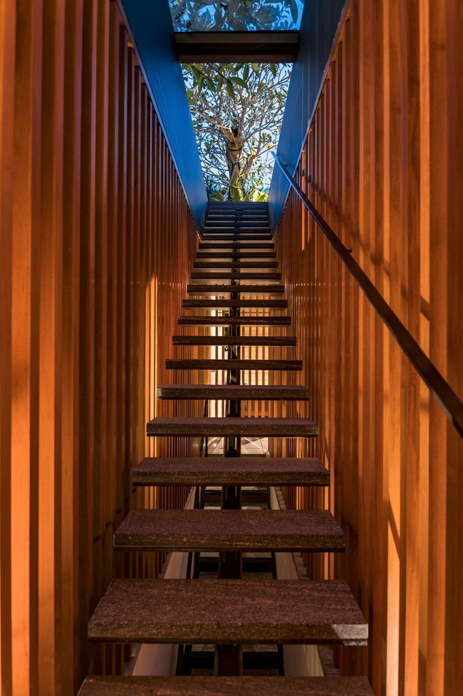 บ้านโมเดิร์นทรงกล่องผสานไม้และลายไม้ โดยสถาปนิกต่างชาติ รูปที่ 21