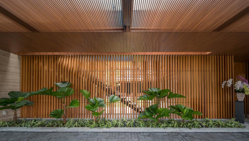 บ้านโมเดิร์นทรงกล่องผสานไม้และลายไม้ โดยสถาปนิกต่างชาติ รูปที่ 6