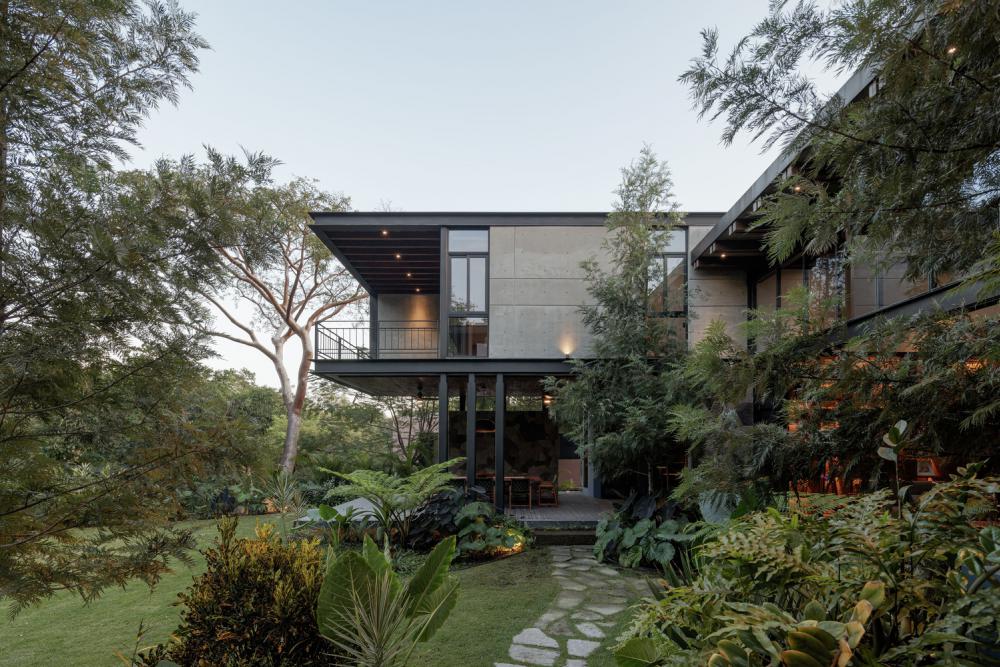 บ้านโมเดิร์นทรงกล่องบนพื้นที่ขนาดใหญ่และมีการจัดสวนที่ลงตัว รูปที่ 17