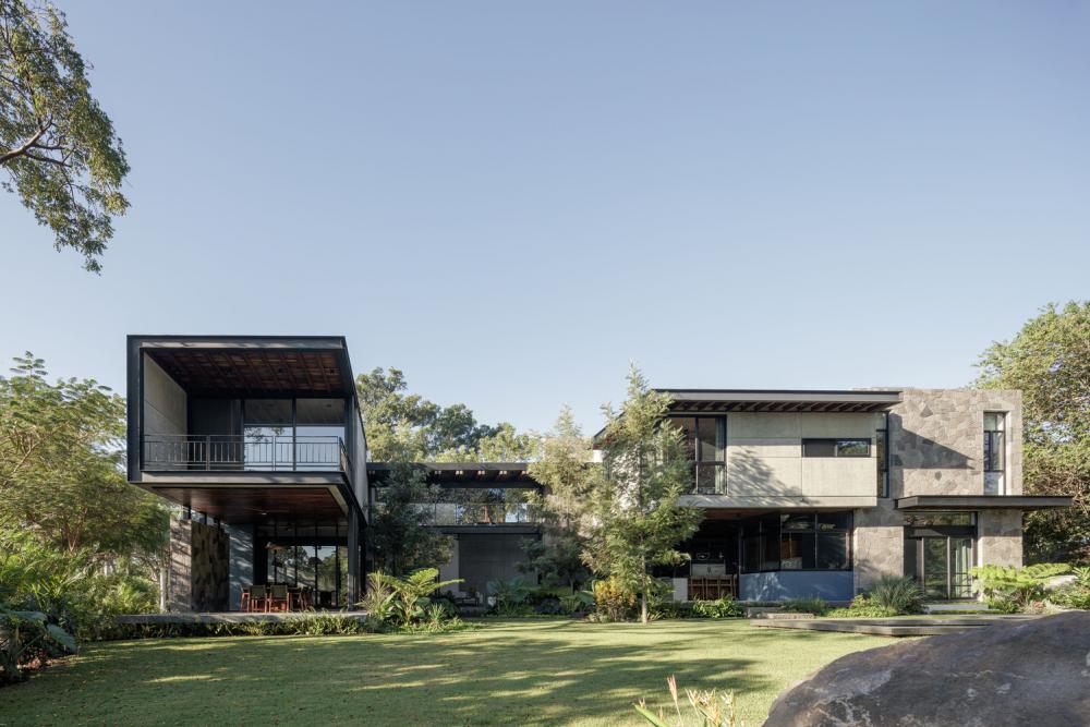 บ้านโมเดิร์นทรงกล่องบนพื้นที่ขนาดใหญ่และมีการจัดสวนที่ลงตัว รูปที่ 3