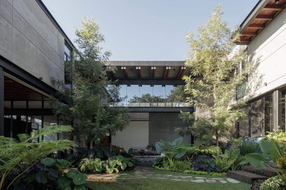 บ้านโมเดิร์นทรงกล่องบนพื้นที่ขนาดใหญ่และมีการจัดสวนที่ลงตัว รูปที่ 4