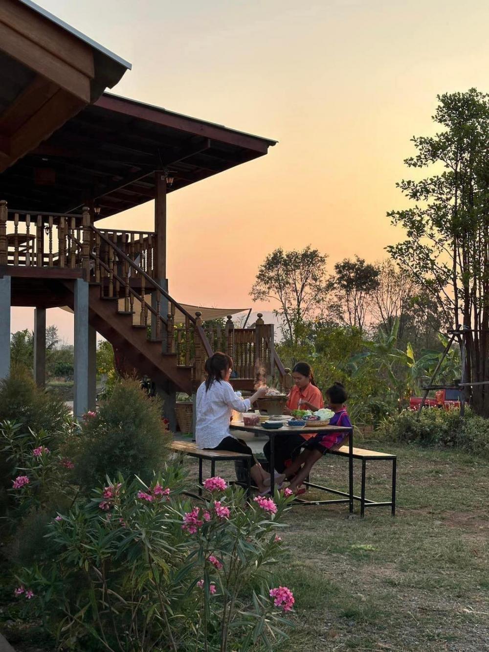 บ้านสวนพิมพ์สุข บ้านไม้สองชั้นใต้ถุนสูง ในบรรยากาศสุดสงบ แวดล้อมด้วยธรรมชาติของทิวเขาเนินมะปราง ในจังหวัดพิษณุโลก รูปที่ 19