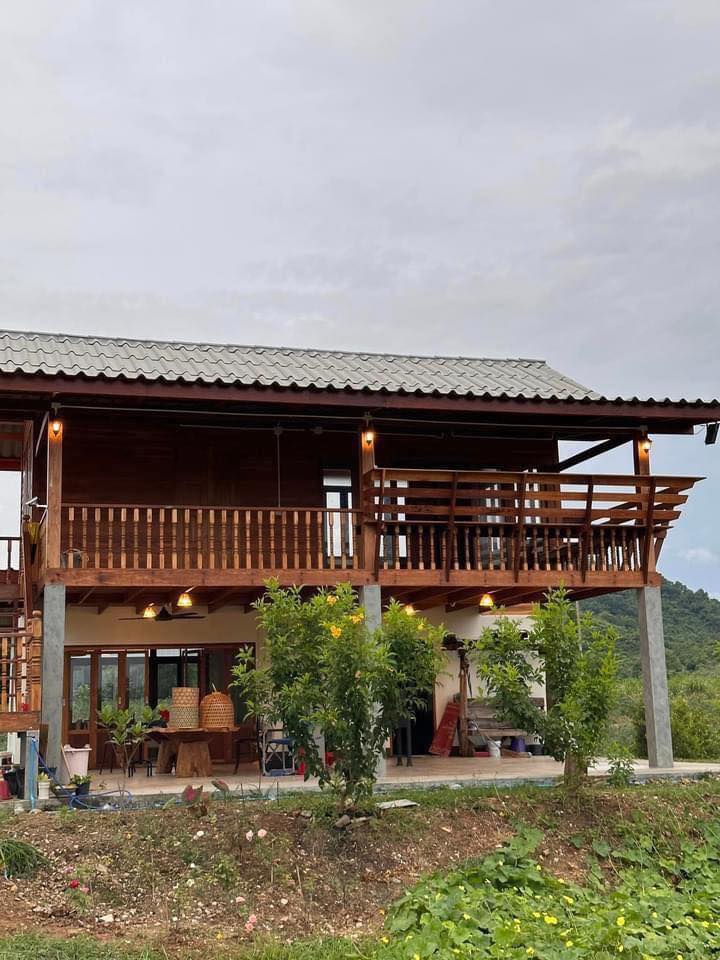 บ้านสวนพิมพ์สุข บ้านไม้สองชั้นใต้ถุนสูง ในบรรยากาศสุดสงบ แวดล้อมด้วยธรรมชาติของทิวเขาเนินมะปราง ในจังหวัดพิษณุโลก รูปที่ 20