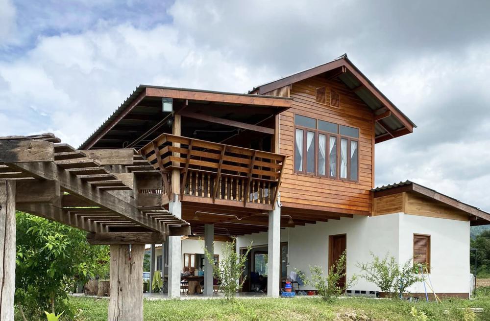 บ้านสวนพิมพ์สุข บ้านไม้สองชั้นใต้ถุนสูง ในบรรยากาศสุดสงบ แวดล้อมด้วยธรรมชาติของทิวเขาเนินมะปราง ในจังหวัดพิษณุโลก รูปที่ 3