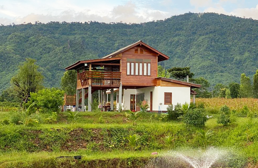 บ้านสวนพิมพ์สุข บ้านไม้สองชั้นใต้ถุนสูง ในบรรยากาศสุดสงบ แวดล้อมด้วยธรรมชาติของทิวเขาเนินมะปราง ในจังหวัดพิษณุโลก รูปที่ 4