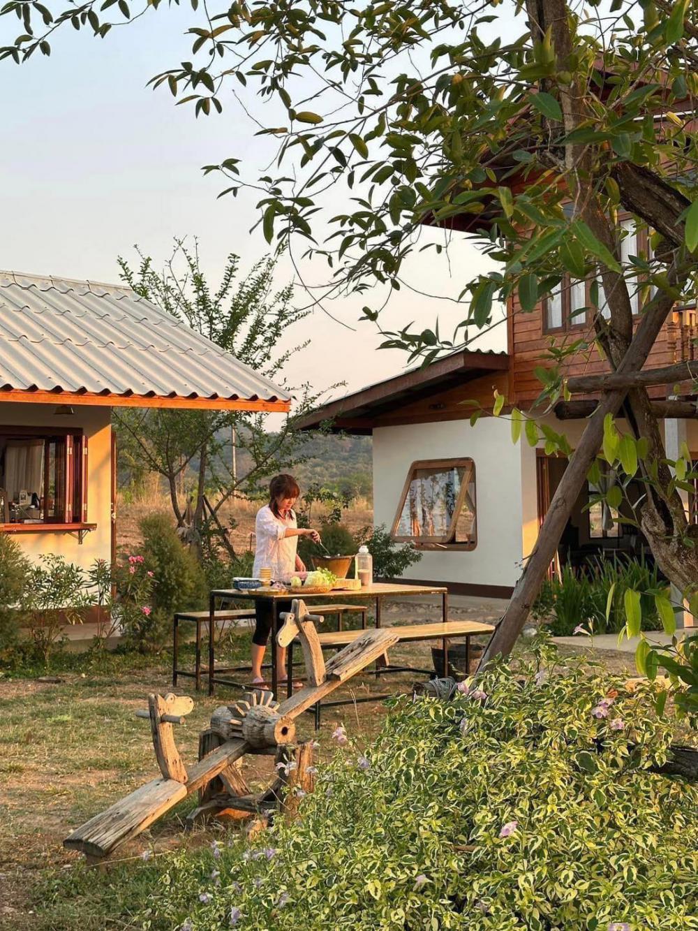 บ้านสวนพิมพ์สุข บ้านไม้สองชั้นใต้ถุนสูง ในบรรยากาศสุดสงบ แวดล้อมด้วยธรรมชาติของทิวเขาเนินมะปราง ในจังหวัดพิษณุโลก รูปที่ 23