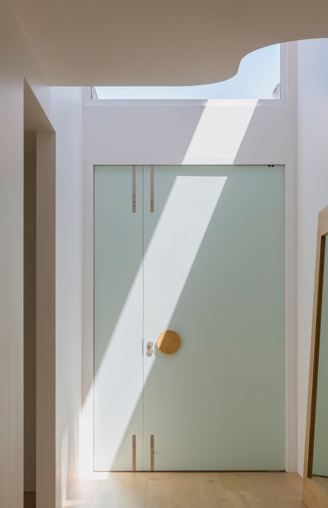 ไอเดียบ้านมินิมอลมูจิโทนสีขาว ออกแบบโดยสถาปนิกต่างชาติ รูปที่ 16