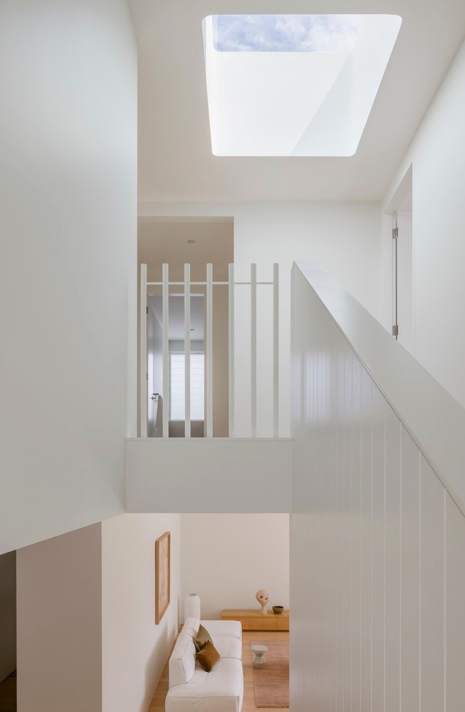 ไอเดียบ้านมินิมอลมูจิโทนสีขาว ออกแบบโดยสถาปนิกต่างชาติ รูปที่ 8