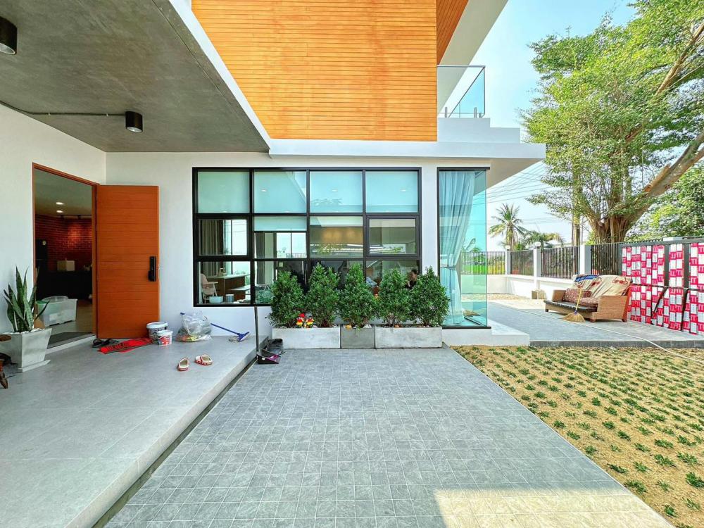 บ้านสวยออกแบบสไตล์ Modern Minimal 3 ห้องนอน + ห้องแต่งตัว, 4 ห้องน้ำ, 3 ที่จอดรถ, ห้องรับแขก, 2 ห้องครัว, ห้องอาหาร, ส่วนพักผ่อน, ห้องเก็บของ, ห้องอเนกประสงค์, พื้นที่สวนในบ้าน ราคา 5.59 ล้านบาท รูปที่ 4