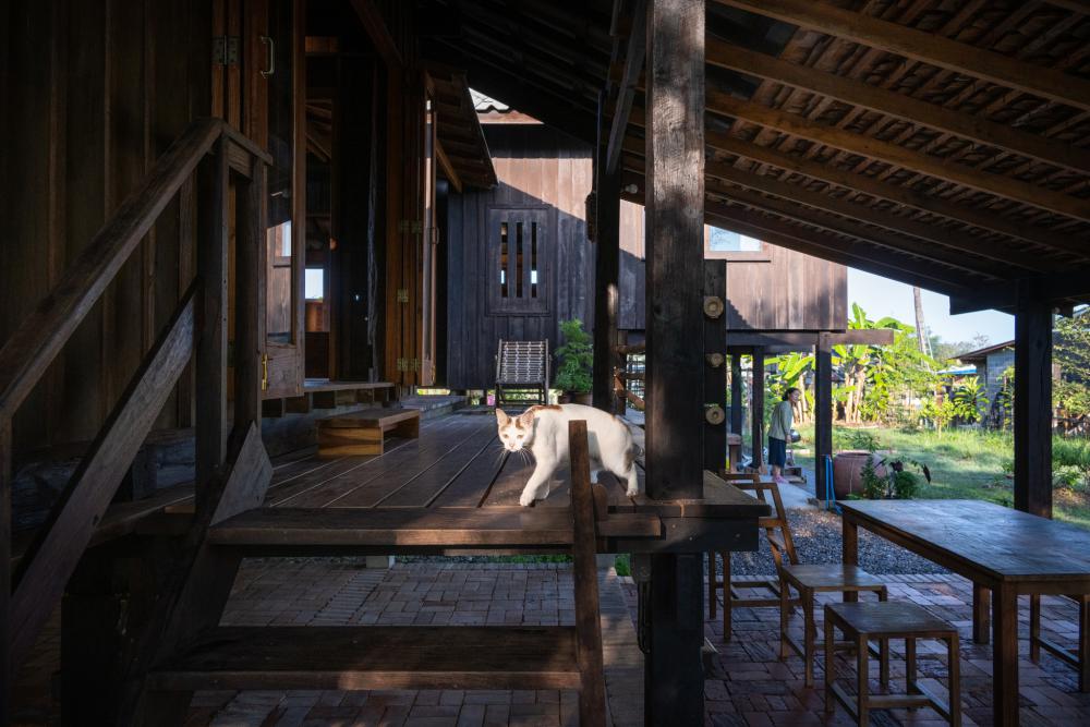 ไอเดียบ้านไม้2ชั้น ชนบทด้านล่างโปร่ง สวยงามอบอุ่นน่าอยู่ รูปที่ 24