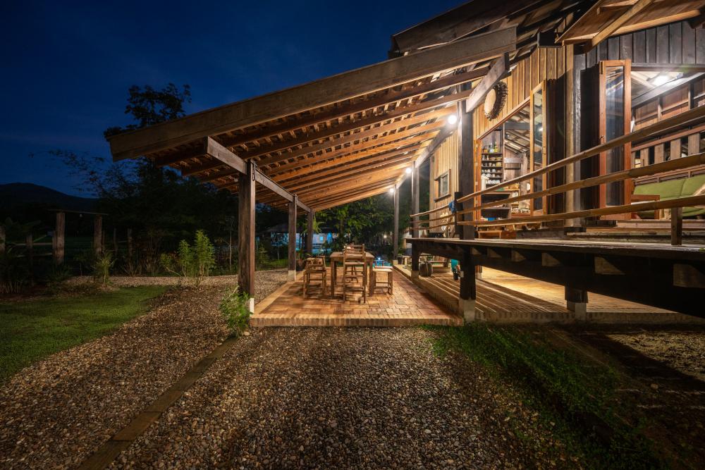 ไอเดียบ้านไม้2ชั้น ชนบทด้านล่างโปร่ง สวยงามอบอุ่นน่าอยู่ รูปที่ 1